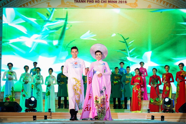 Ky Duyen Lan Khue toa sac tai be mac Le hoi ao dai-Hinh-15